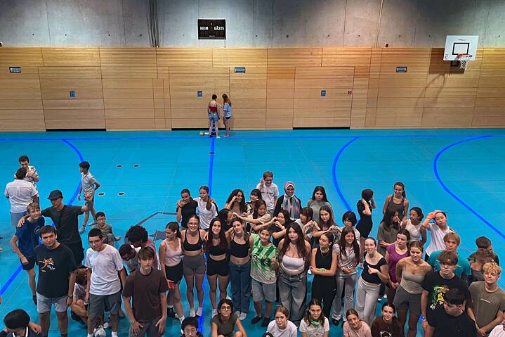 Jugendliche in einer Sporthalle