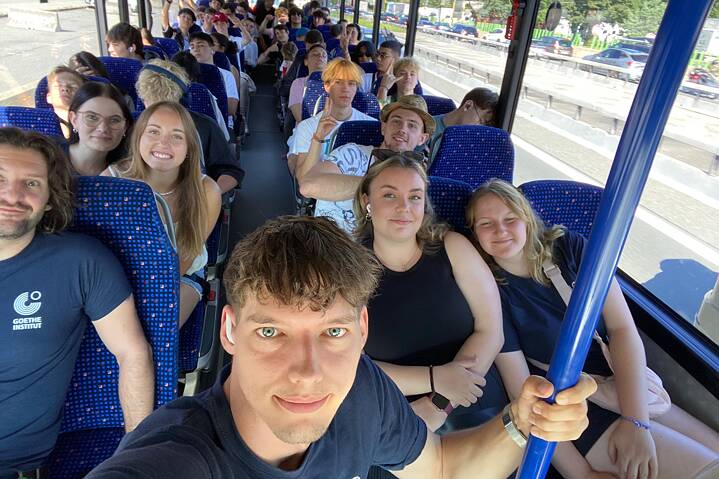 Jugendliche in einem Bus