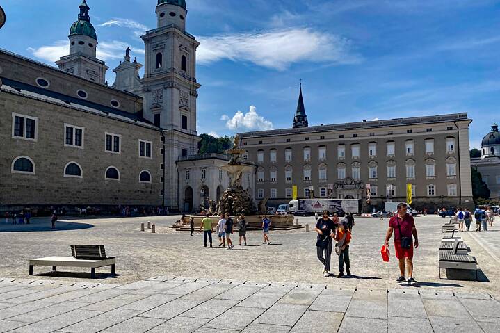 Residenzplatz, links der Salzburger Dom, Bildmitte die erzbischöfliche Residenz