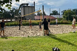Jugendliche spielen Volleyball