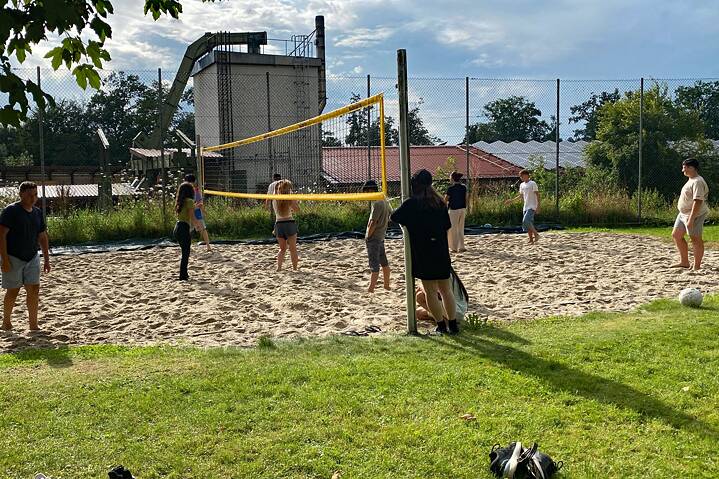 Jugendliche spielen Volleyball