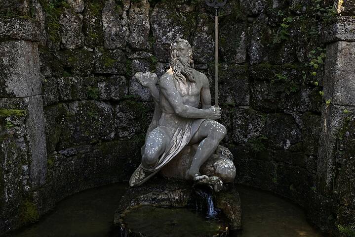 Neptun-Brunnen: Statue des Gottes Neptun auf einem Delphin sitzend