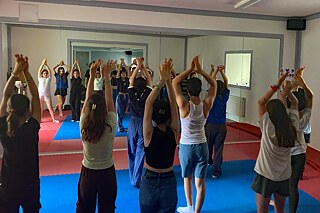 Jugendliche tanzen vor einem großen Spiegel.