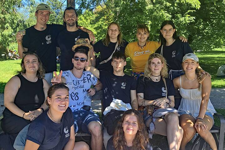 Gruppe junger Erwachsener im Schatten