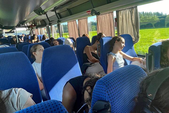 Jugendliche in einem Bus