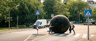 The public artwork on the roll “Black Ball” by artist Yvonne Dröge Wendel curated by Jules van den Langenberg is scripted especially on the occasion of Ornamenta 2024, corresponding to the theme ‘Inhalatorium’