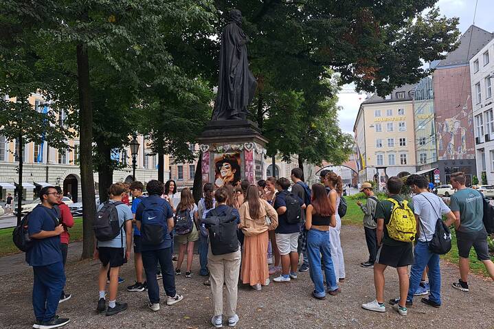 Jugendliche versamment an einem Platz.