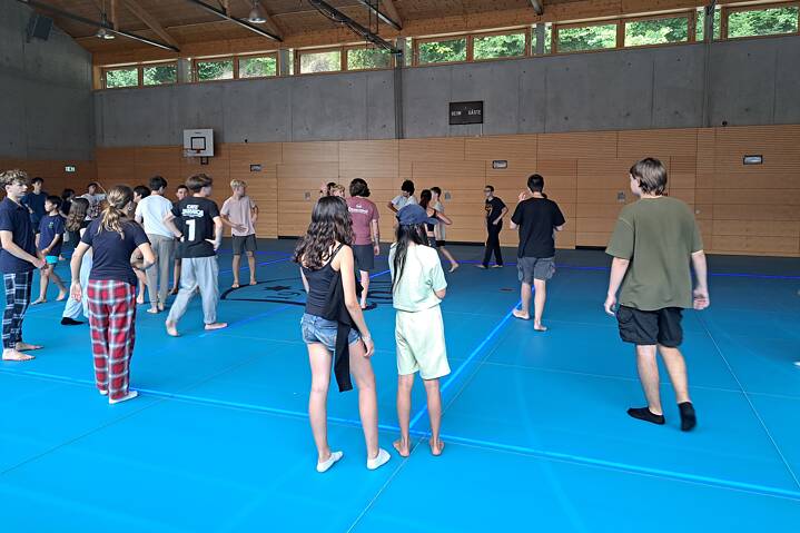 Kinder und Jugendliche in der Turnhalle