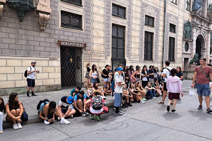 Jugendliche versamment vor der Hofapotheke neben der Residenz am Odeonsplatz.