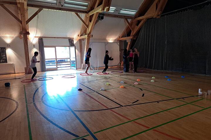 Kinder und Jugendliche in der Turnhalle