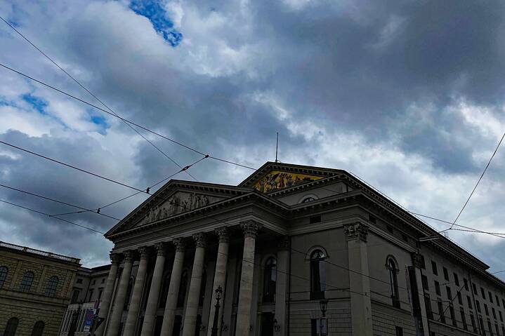 Das Nationaltheater am Max-Joseph-Platz in München, ein klassizistisches Gebäude.