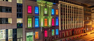 beleuchtete Fassade des Goethe-Instituts Brüssel