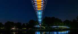 Es werde Licht! Die illuminierte Slinky-Brücke bei Nacht. 