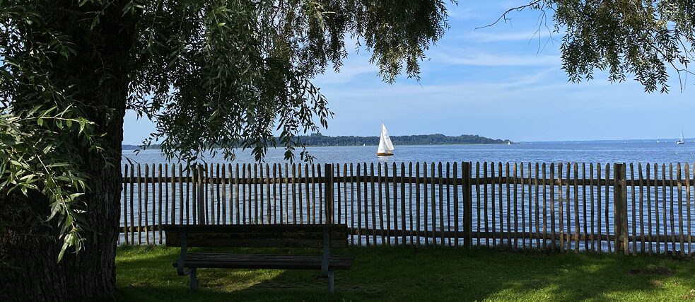 Blick auf den Chiemsee vor den Chiemgauer Bergen.