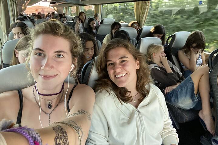 Junge Erwachsene und Jugendlich in einem Bus