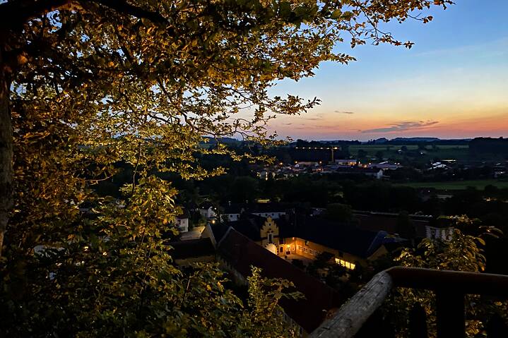 Blick auf Schloss Stein im Abendrot