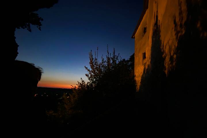Blick auf Schloss Stein im Abendrot