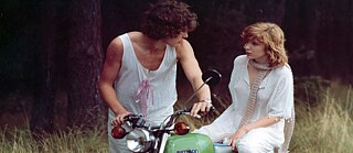 Sieben Sommersprossen filmstil: Junge und Mädchen in weißen Kleidern, auf einem Motorrad sitzend