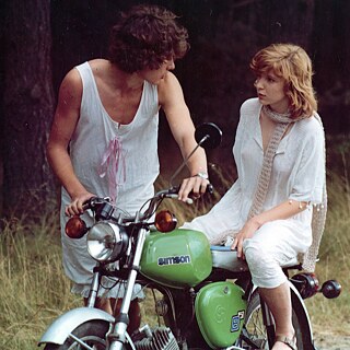 Sieben Sommersprossen filmstil: Junge und Mädchen in weißen Kleidern, auf einem Motorrad sitzend