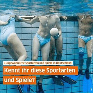 In einem Schwimmbad sind Körper in Badekleidung unter Wasser zu sehen. 