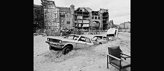 Zwart wit foto van Club Tacheles in Berlijn,1990