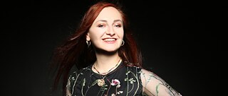 Gülümseyen bir kadın portresi