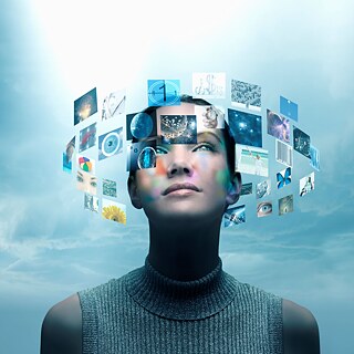 Digitale Bilder mit verschiedenen Motiven kreisen um den Kopf einer Frau, die versonnen die Bilder betrachtet.