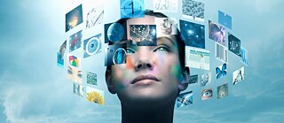 Digitale Bilder mit verschiedenen Motiven kreisen um den Kopf einer Frau, die versonnen die Bilder betrachtet.