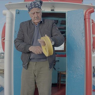 Ένας άντρας πάνω σε βάρκα