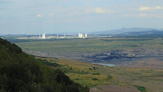 Durch die Erweiterung der ČSA-Kohlengrube sind in der Vergangenheit mehrere Dörfer verschwunden. Horní Jiřetín (Obergeorgenthal) sollte das gleiche Schicksal erleiden, aber es wehrte sich gegen die Aufhebung der Abbaugrenzen. Der Bürgermeister, Vladimír Buřt, ist heute auch ein führender Verfechter eines möglichst strengen Schutzes der örtlichen Buchenwälder.