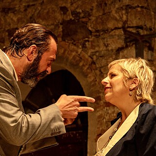 Matteo Marsan und Daniela Morozzi im Theaterstück „Das Paradies ist immer woanders / Il paradiso è sempre altrove”