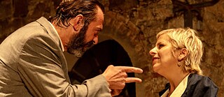 Matteo Marsan und Daniela Morozzi im Theaterstück „Das Paradies ist immer woanders / Il paradiso è sempre altrove”