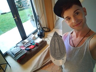 Od sedmi ráno často až do sedmi večer drhnu, vařím, stelu, peru, leštím, žehlím a šklebím se.