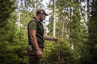 Martin Toman mit einer Tanne, die von Wildtieren abgefressen wurde