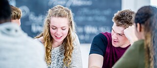 Schüler*innen lernen Deutsch im Klassenzimmer