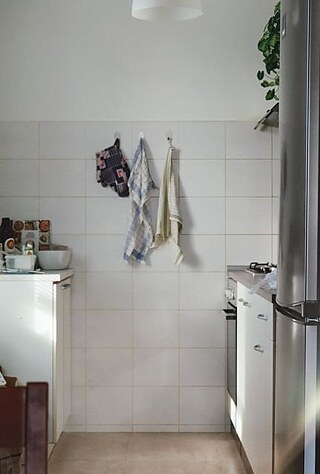 klesáme k zemi do stínů obrovitánských listů plných karmínových slov všude kolem voní citrusy káva a hořký zklamání