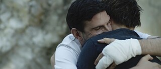 Zwei Männer, die sich umarmen