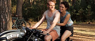 Ein Paar sitzt auf dem Motorrad.