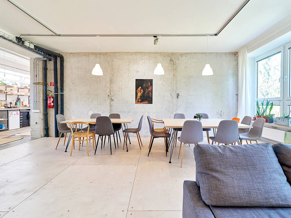 „Dies ist eine symbolische Leistung. Es handelt sich um die Umwandlung eines seelenlosen Gebäudes, wie es in der sozialistischen Zeit gebaut wurde. Das ursprünglich düstere Gebäude hat durch die einfachen Eingriffe der Architekten eine enorme Veränderung erfahren“, sagte Pavol Mikolajčák, Mitglied der Jury.