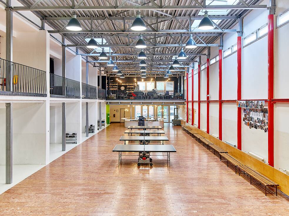 Der Umbau hat das C.S. Lewis-Gymnasium in Bratislava bis zur Unkenntlichkeit verändert. Das Projekt gewann den Hauptpreis in der Kategorie Zivil- und Industriebauten im wichtigsten slowakischen Architekturwettbewerb CE ZA AR für das Jahr 2019. Laut dem Architekten Oliver Kleinert von Kleinert Creative House umfasste die Arbeit an dem Projekt auch rund 300 Stunden Interviews mit den Lehrer*innen, Schüler*innen und Eltern.