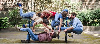 Frauen und mMänner auf einer einzigen Bank in verschiedenen Positionen
