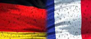 Die französische (links) und die deutsche Flagge (rechts) bilden eine gemeinsame Flagge, die mit Fragezeichen versehen ist
