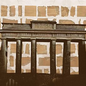 Ілюстрація із Бранденбурзькими воротами, за якими видно листки-цеглинки