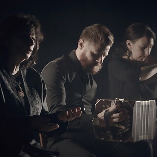 3 musicien·ne·s sur fond noir