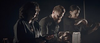 3 musicien·ne·s sur fond noir