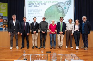 Gruppenfoto. Von links nach rechts: Alejandro xxx (nola editores), Alberto González García (Mitglied Amigos Goethe-Institut und Monereo Meyer Abogados), Martin Reichardt (Director Goethe-Institut Madrid), Luciano Elizaincín (Übersetzer des Buchs), Ulrike Herrmann (autora invitada), Michele Testoni (ie university), Clara xxx (Universidad Complutense), xxx (xxx) und Oscar Quejido (Universidad Complutense)