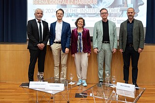Foto de familia. De izquierda a derecha: Oscar Quejido (Univ. Complutense), Martin Reichardt (Director Goethe-Institut Madrid), Berna González-Harbour (periodista y moderadora de este evento),  Markus Gabriel (filósofo y pensador), Javier Armbruster (Amigo Goethe-Institut España, i-bau arquitects)