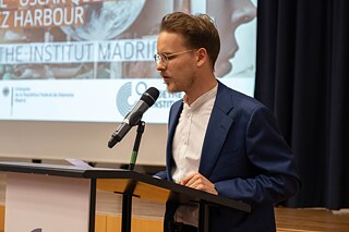 Martin Reichardt da la bienvenida a asistentes y ponentes