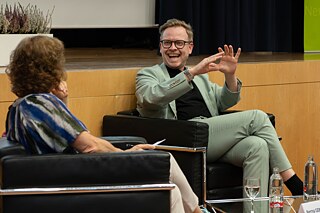 Markus Gabriel responde a  la pregunta de Berna González Harbour (de espalda)