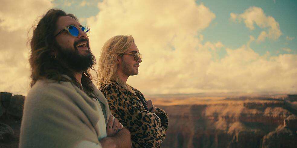 A scene from the Netflix series ‘Kaulitz & Kaulitz’, in which Tom and Bill Kaulitz can be seen in the middle of a spectacular mountain landscape. 